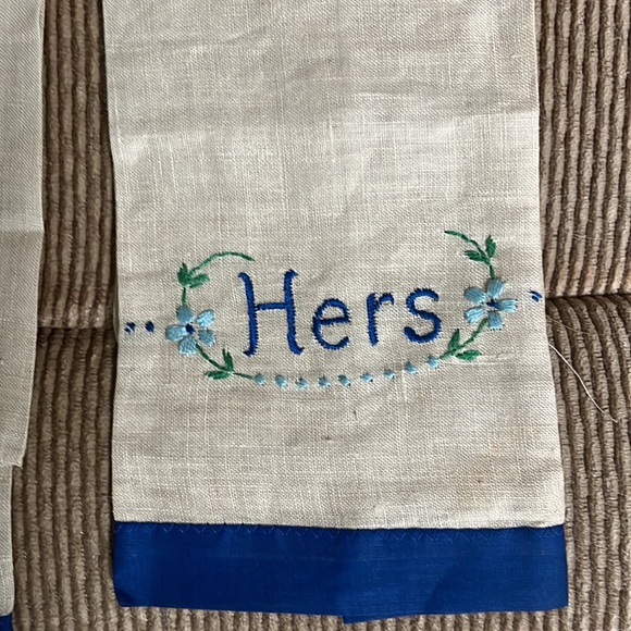 NEW OLD STOCK Vintage Embroidered His & Hers Hand Towels Pure Linen Blue Floral - Picture 2 of 9